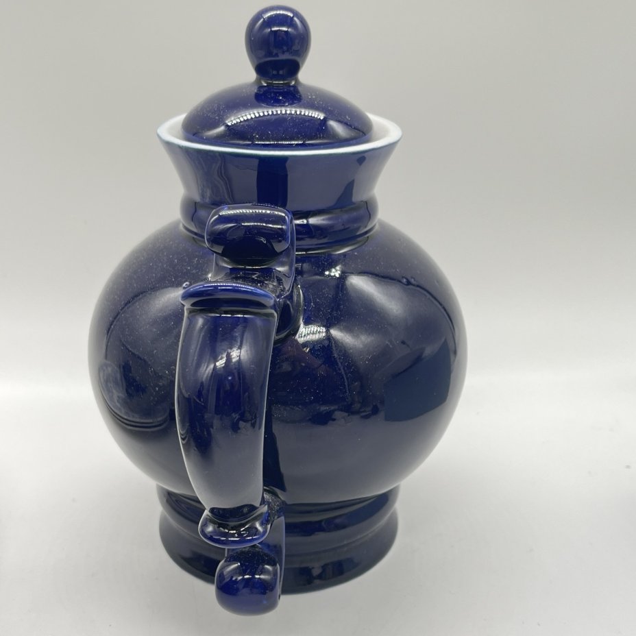 Чайник фигурный из сервиза "Новгородский" ("Декоративный", "Новгород"), автор В. В. Смоляр, фарфор, крытьё кобальтом, Бронницкий завод фарфоровых изделий «Возрождение», СССР, 1971-1981 гг.