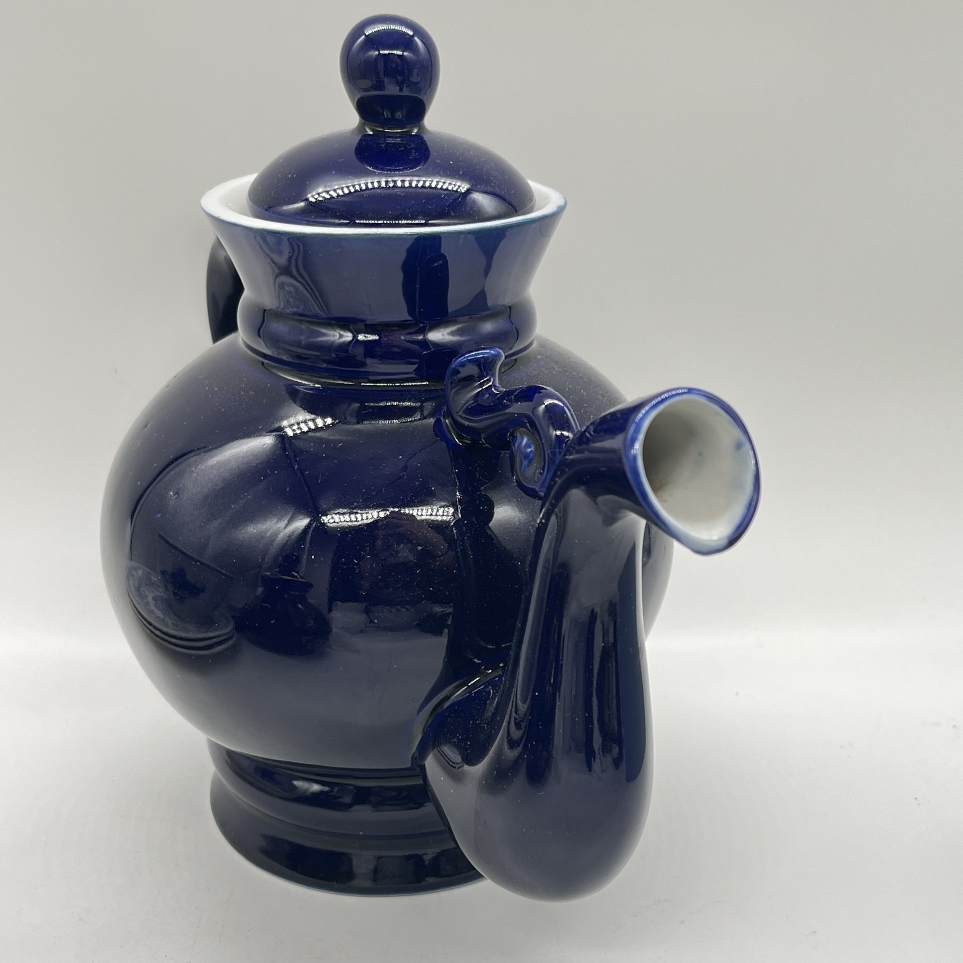 Чайник фигурный из сервиза "Новгородский" ("Декоративный", "Новгород"), автор В. В. Смоляр, фарфор, крытьё кобальтом, Бронницкий завод фарфоровых изделий «Возрождение», СССР, 1971-1981 гг.