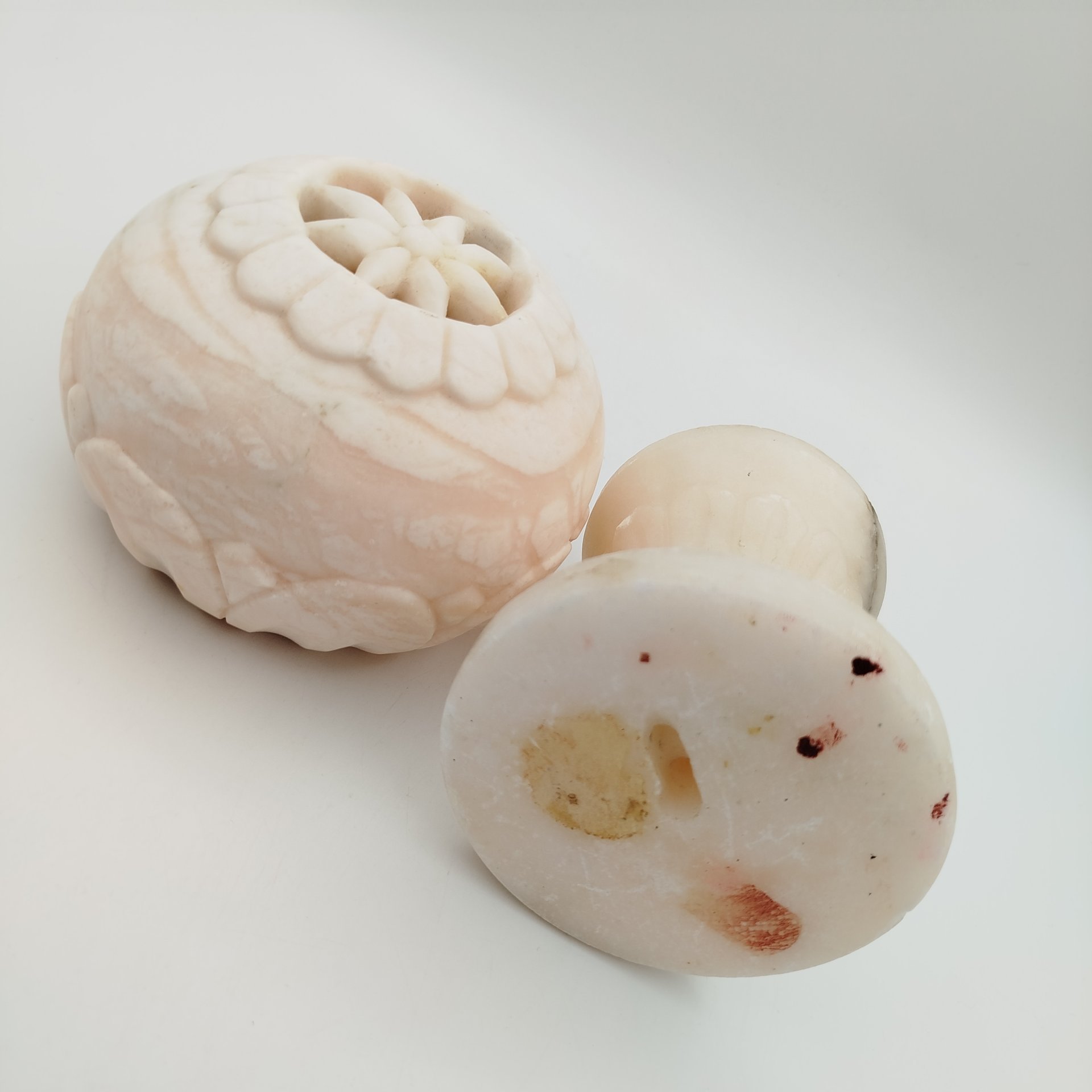 Подсвечник (корпус для лампы, ночника) шарообразной формы с рельефным декором, натуральный камень, резьба