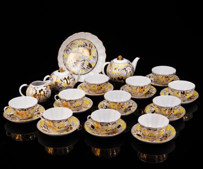 Сервиз чайный "Золотые ромашки" на 11 персон (26 предметов), автор формы "Тюльпан" Яковлева С.Е., автор рисунка Григорьева Л.И., фарфор, деколь, золочение, Ленинградский фарфоровый завод (ЛФЗ), СССР, 1970-1992 гг.