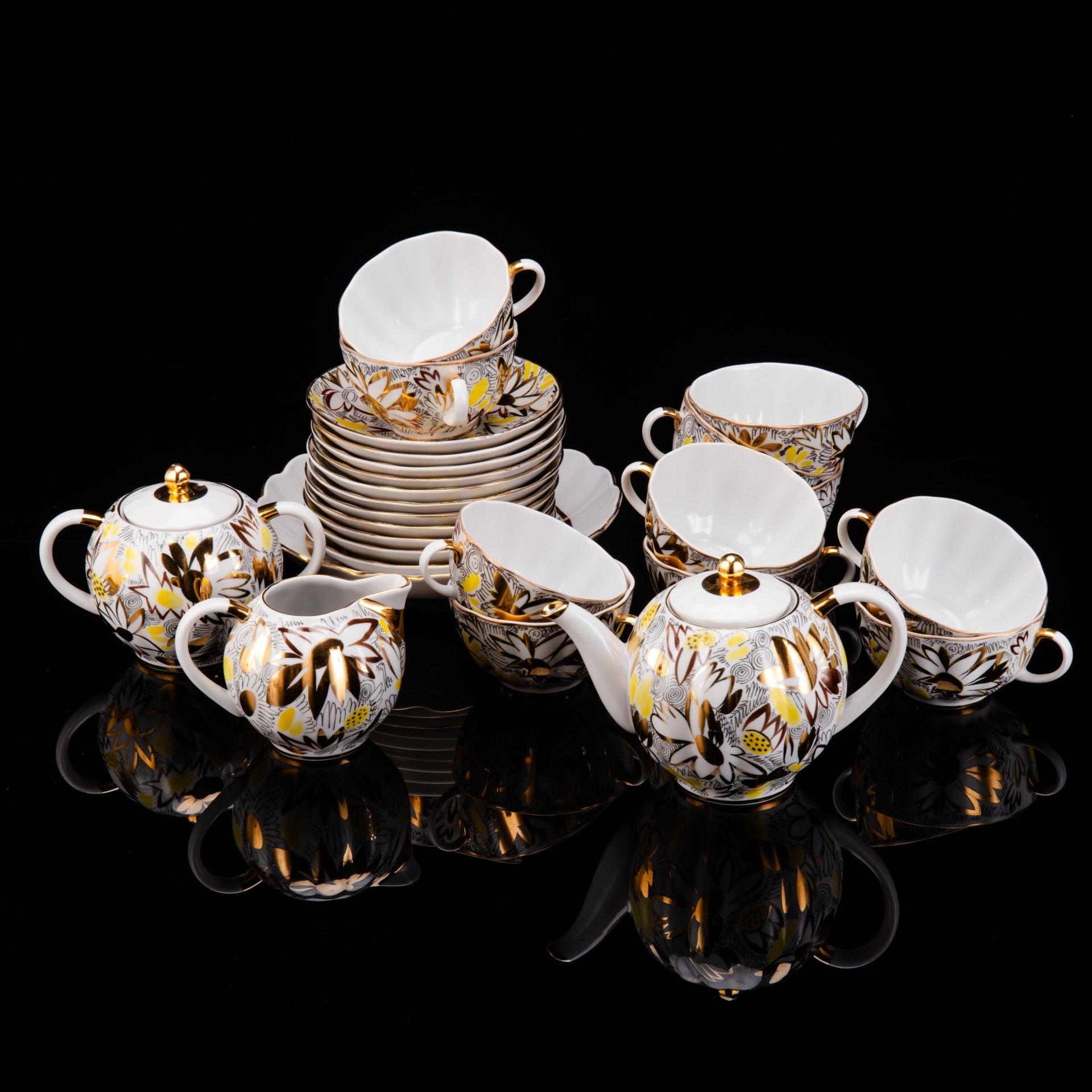 Сервиз чайный "Золотые ромашки" на 11 персон (26 предметов), автор формы "Тюльпан" Яковлева С.Е., автор рисунка Григорьева Л.И., фарфор, деколь, золочение, Ленинградский фарфоровый завод (ЛФЗ), СССР, 1970-1992 гг.