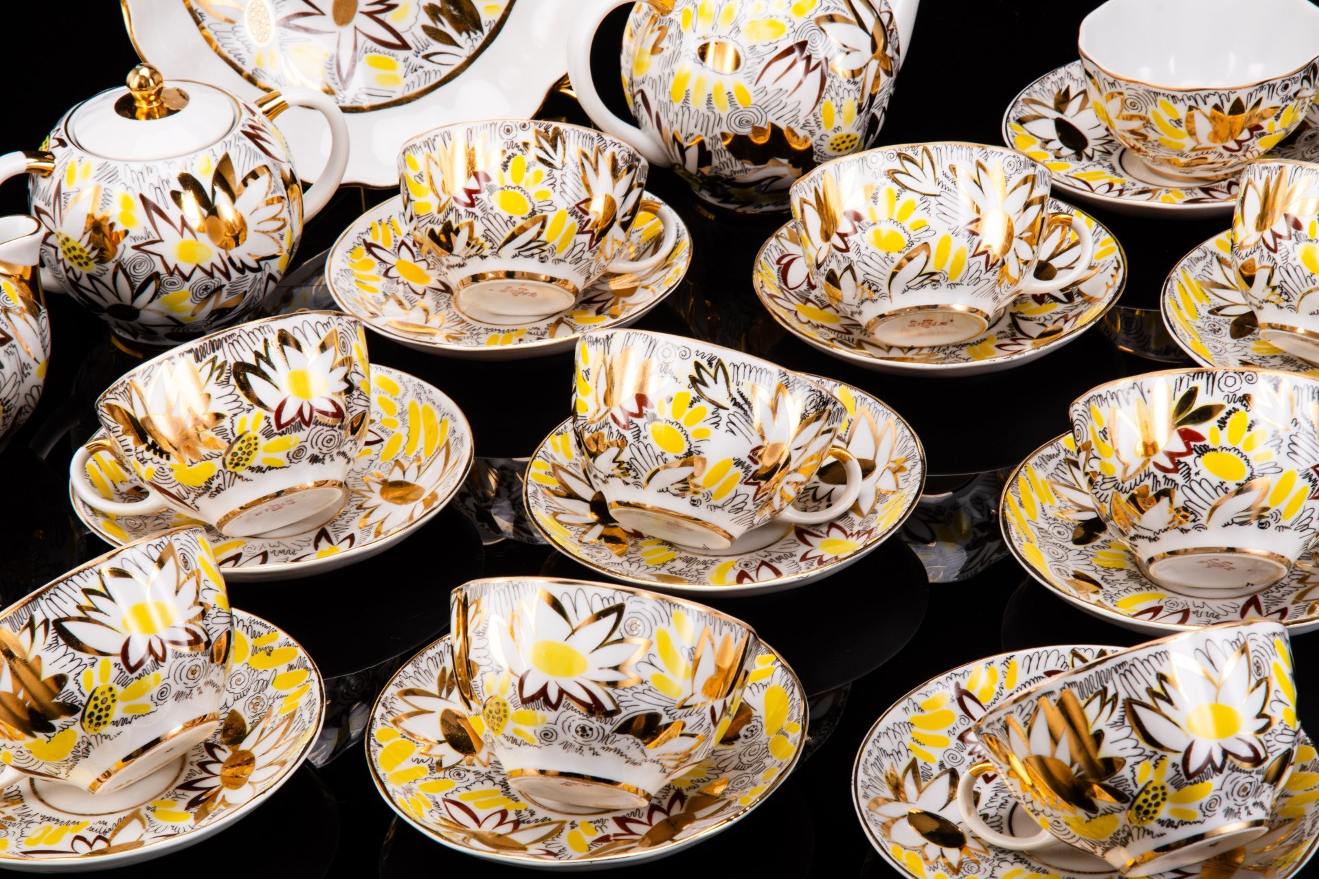 Сервиз чайный "Золотые ромашки" на 11 персон (26 предметов), автор формы "Тюльпан" Яковлева С.Е., автор рисунка Григорьева Л.И., фарфор, деколь, золочение, Ленинградский фарфоровый завод (ЛФЗ), СССР, 1970-1992 гг.