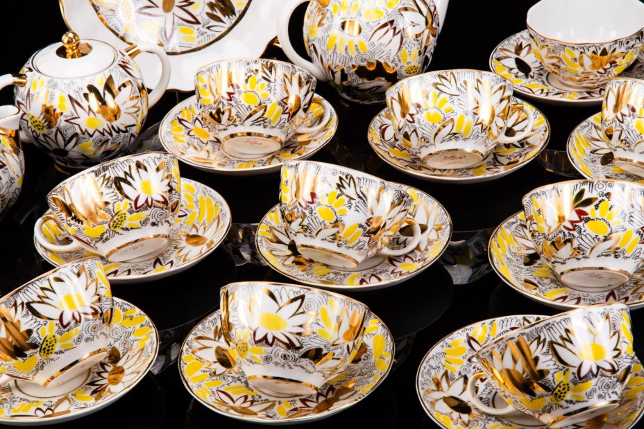 Сервиз чайный "Золотые ромашки" на 11 персон (26 предметов), автор формы "Тюльпан" Яковлева С.Е., автор рисунка Григорьева Л.И., фарфор, деколь, золочение, Ленинградский фарфоровый завод (ЛФЗ), СССР, 1970-1992 гг.