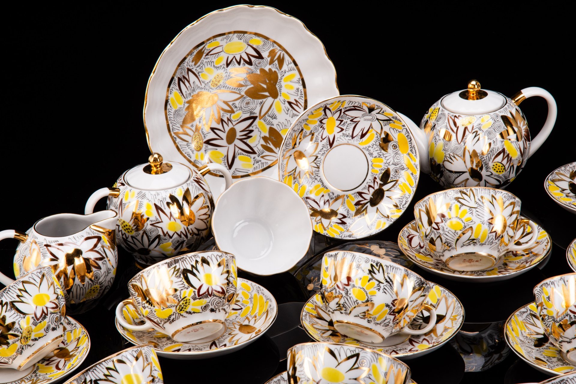 Сервиз чайный "Золотые ромашки" на 11 персон (26 предметов), автор формы "Тюльпан" Яковлева С.Е., автор рисунка Григорьева Л.И., фарфор, деколь, золочение, Ленинградский фарфоровый завод (ЛФЗ), СССР, 1970-1992 гг.