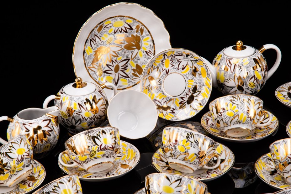Сервиз чайный "Золотые ромашки" на 11 персон (26 предметов), автор формы "Тюльпан" Яковлева С.Е., автор рисунка Григорьева Л.И., фарфор, деколь, золочение, Ленинградский фарфоровый завод (ЛФЗ), СССР, 1970-1992 гг.