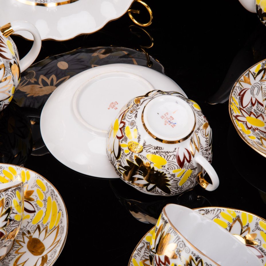 Сервиз чайный "Золотые ромашки" на 11 персон (26 предметов), автор формы "Тюльпан" Яковлева С.Е., автор рисунка Григорьева Л.И., фарфор, деколь, золочение, Ленинградский фарфоровый завод (ЛФЗ), СССР, 1970-1992 гг.
