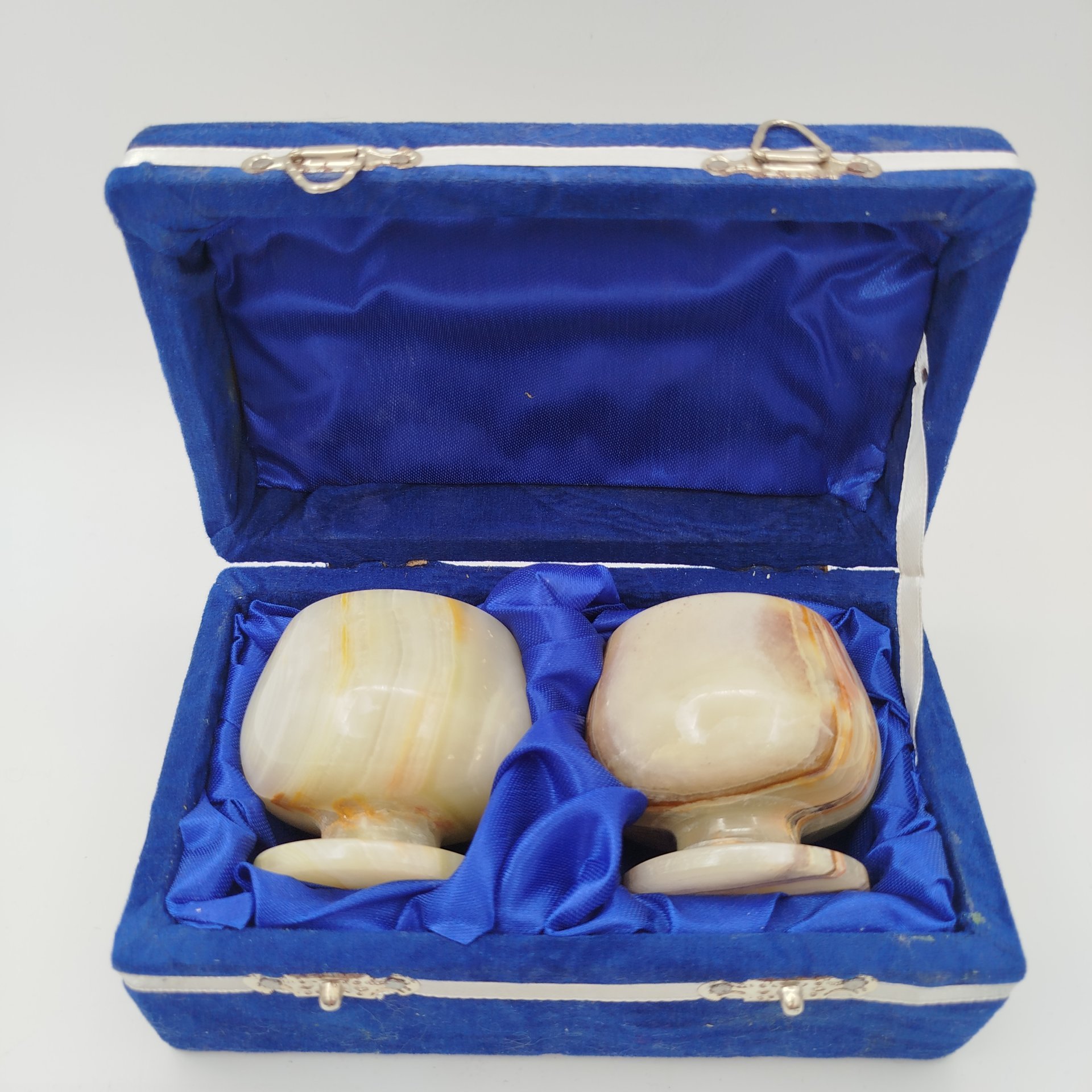 Пара рюмок в кофре, натуральный камень, (оникс), картон, ткань, Азия, 2000-2010 гг.