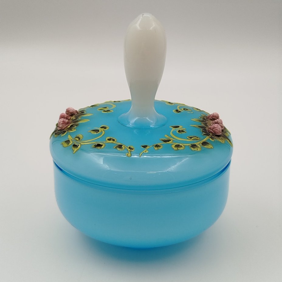 Шкатулка (бонбоньерка) голубого оттенка с декором из роз, Empoli Glass Opaline, стекло, двухслойное, эмаль, Италия, 1950-1980 гг.