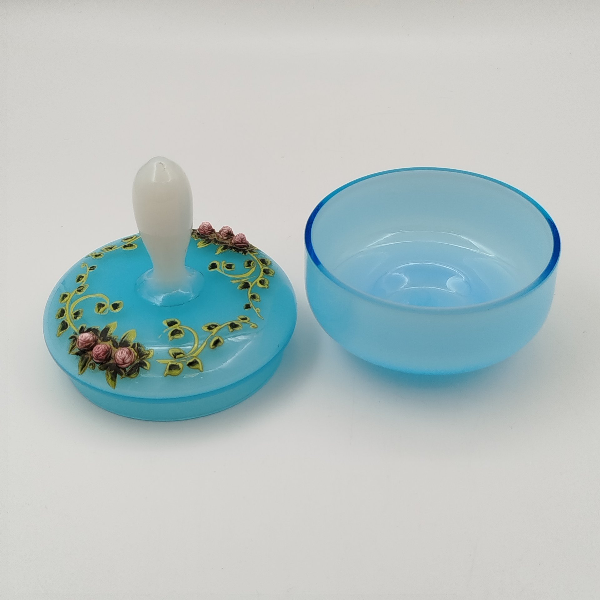 Шкатулка (бонбоньерка) голубого оттенка с декором из роз, Empoli Glass Opaline, стекло, двухслойное, эмаль, Италия, 1950-1980 гг.