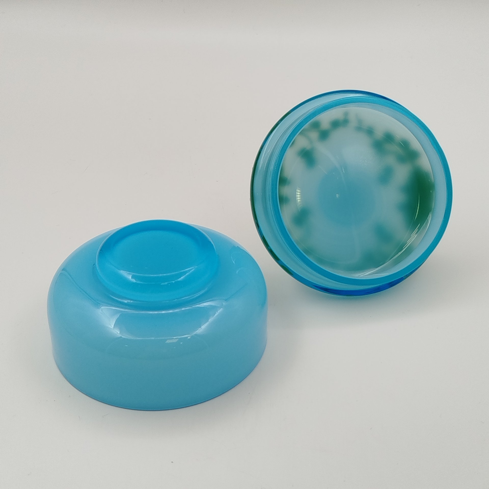 Шкатулка (бонбоньерка) голубого оттенка с декором из роз, Empoli Glass Opaline, стекло, двухслойное, эмаль, Италия, 1950-1980 гг.