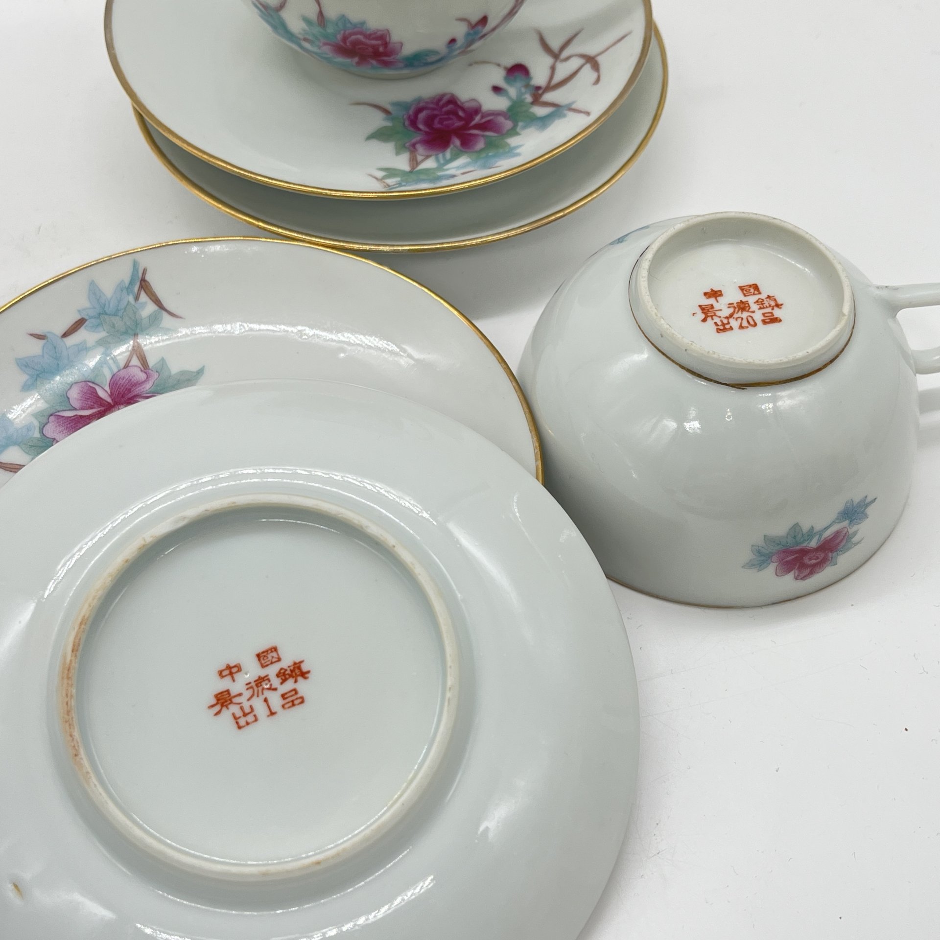 Набор из 2  чайных пар и 2 блюдец с цветочным декором, фарфор, деколь, золочение, Китай, 1970-1980 гг.