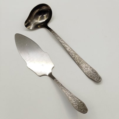 Набор из лопатки для торта и ложки (половника) для соуса, украшенных растительным декором, Нытвенский металлургический завод, нержавеющая сталь