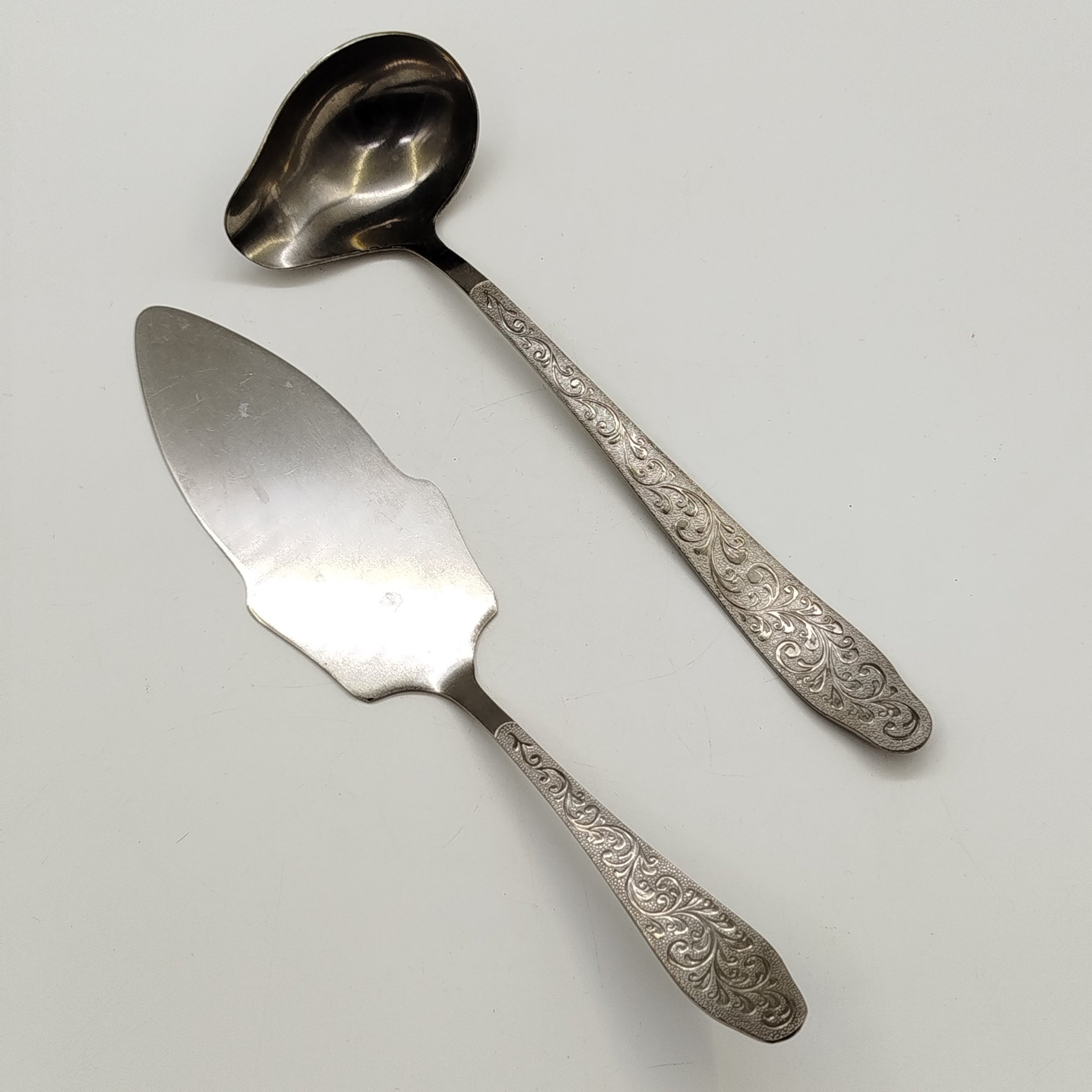 Набор из лопатки для торта и ложки (половника) для соуса, украшенных растительным декором, Нытвенский металлургический завод, нержавеющая сталь