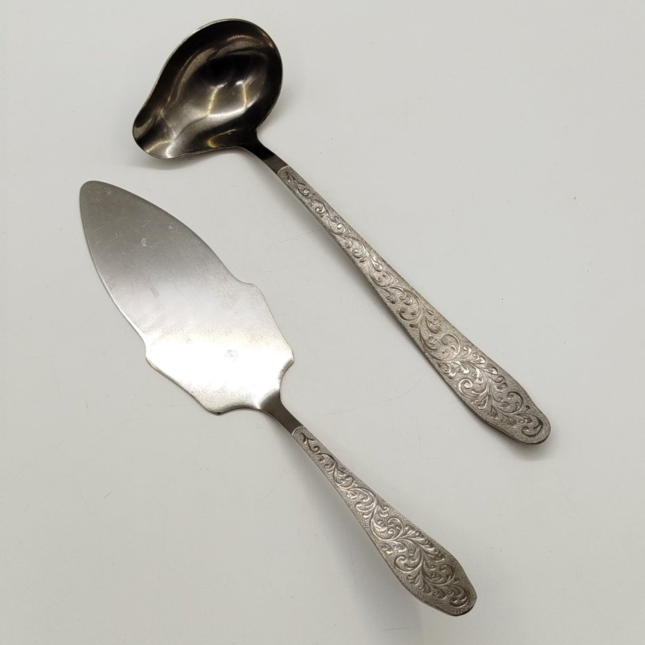 Набор из лопатки для торта и ложки (половника) для соуса, украшенных растительным декором, Нытвенский металлургический завод, нержавеющая сталь