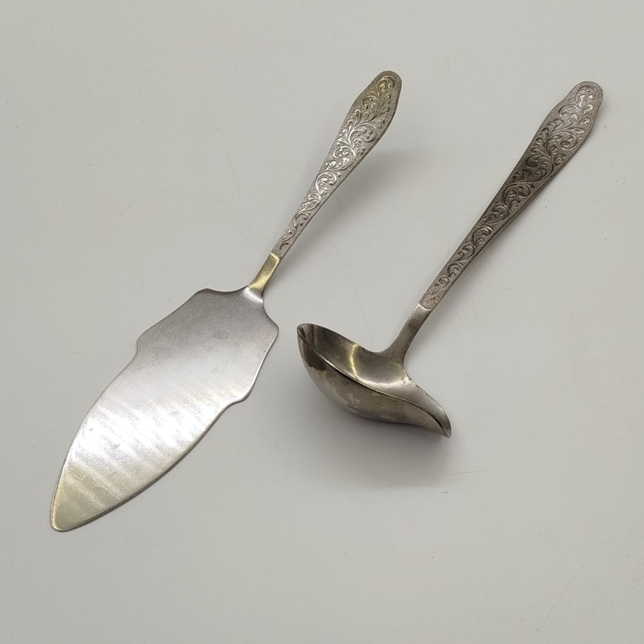 Набор из лопатки для торта и ложки (половника) для соуса, украшенных растительным декором, Нытвенский металлургический завод, нержавеющая сталь