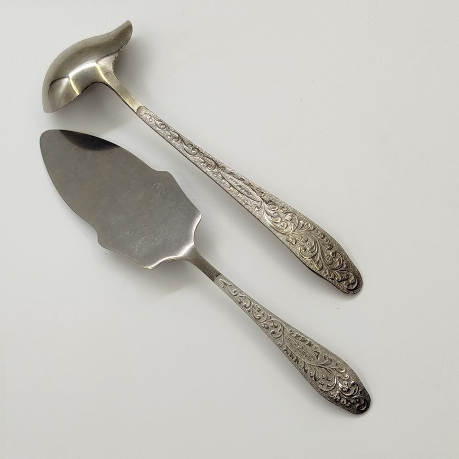 Набор из лопатки для торта и ложки (половника) для соуса, украшенных растительным декором, Нытвенский металлургический завод, нержавеющая сталь