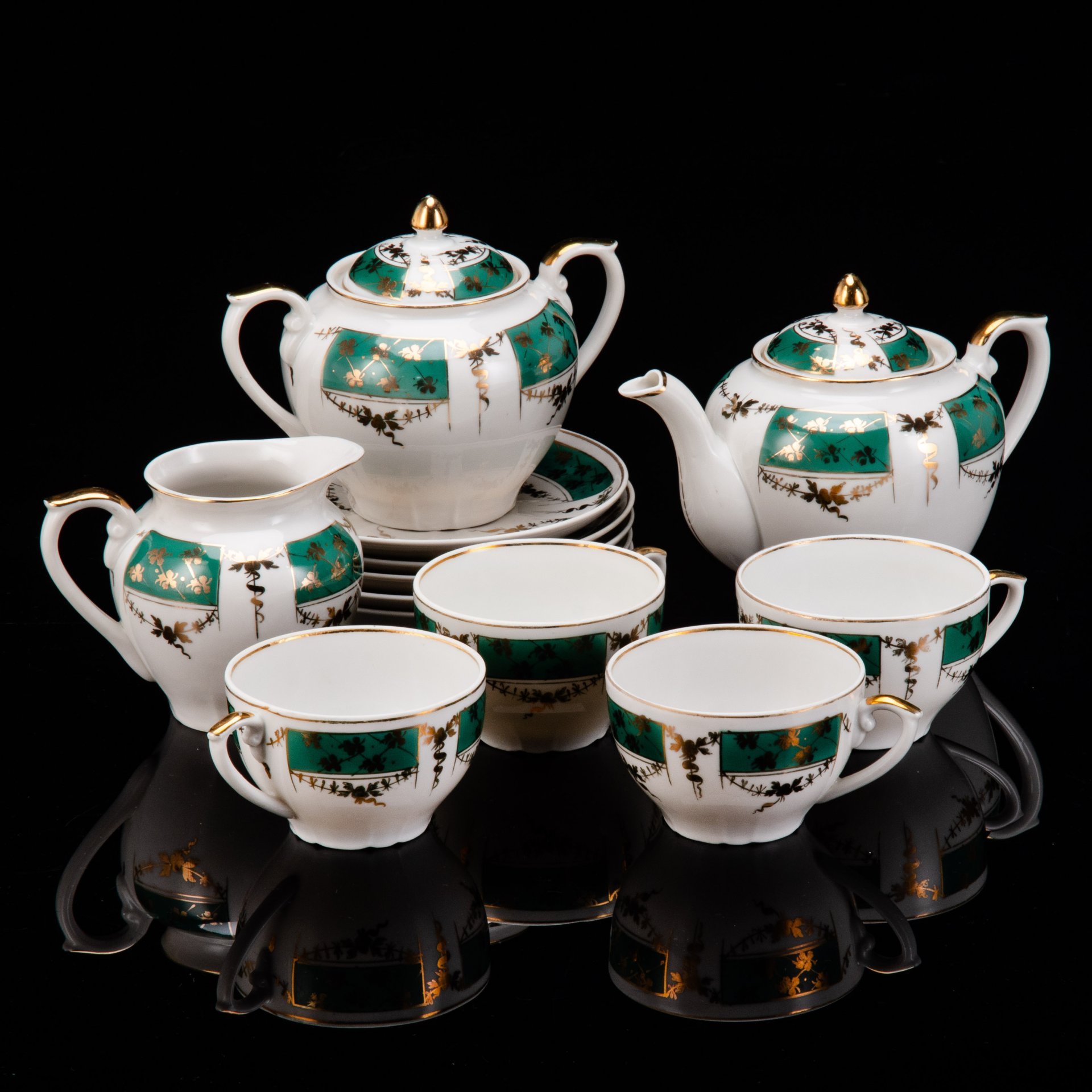 Чайный сервиз на 4 персоны "Золотая вязь" на изумрудном оттенке, фарфор, крытье, золочение, Барановский фарфоровый завод, СССР, 1950-1960 гг.