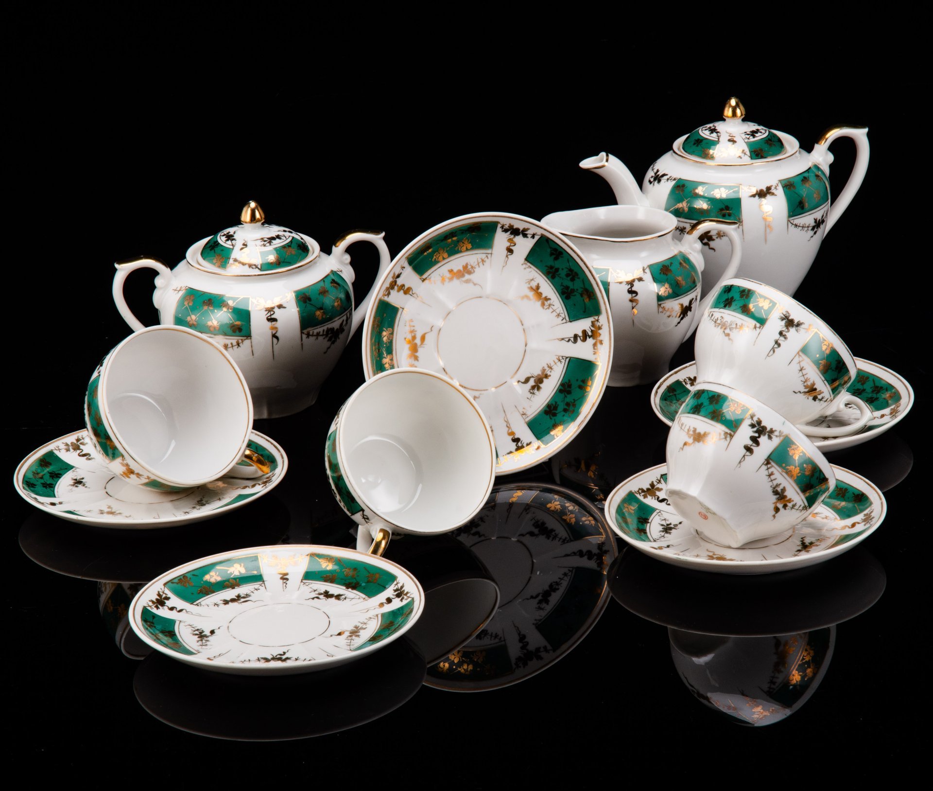 Чайный сервиз на 4 персоны "Золотая вязь" на изумрудном оттенке, фарфор, крытье, золочение, Барановский фарфоровый завод, СССР, 1950-1960 гг.