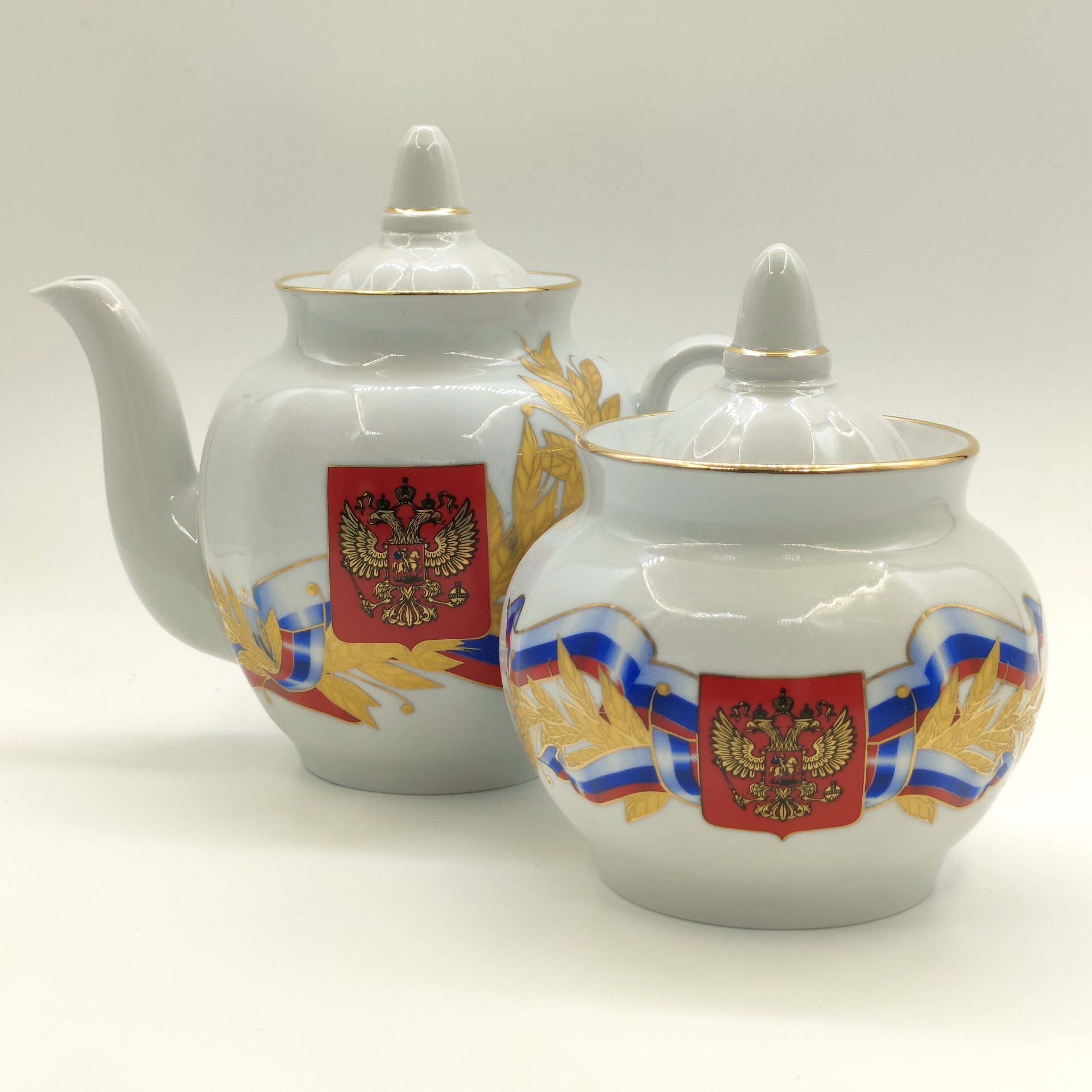 Сервиз чайный "С Юбилеем!" на 6 персон (14 предметов), украшенный Государственной символикой Российской Федерации, фарфор, деколь, золочение, картон, Дулевский фарфоровый завод (Дулёво), Российская Федерация, 1991-2012 гг.