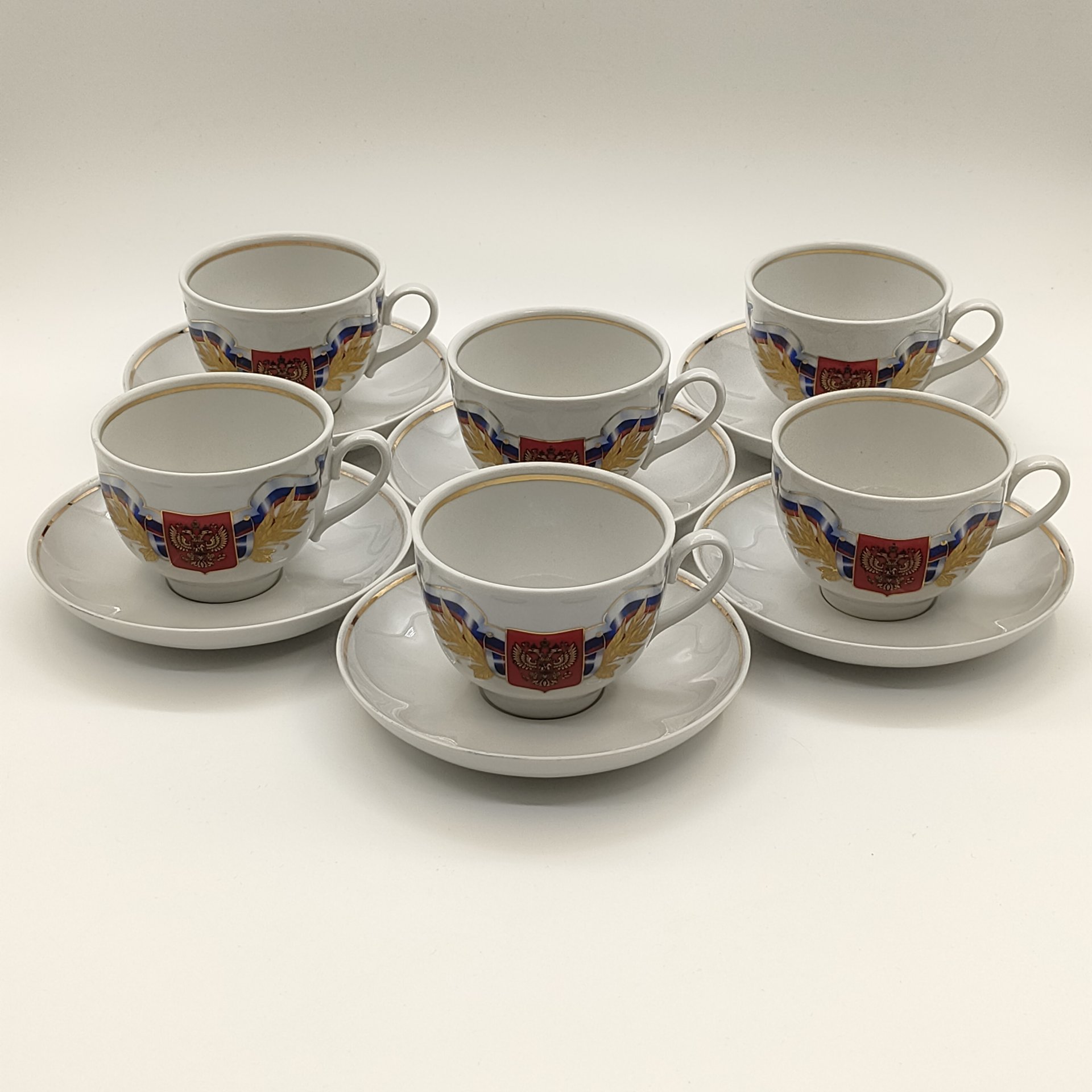 Сервиз чайный "С Юбилеем!" на 6 персон (14 предметов), украшенный Государственной символикой Российской Федерации, фарфор, деколь, золочение, картон, Дулевский фарфоровый завод (Дулёво), Российская Федерация, 1991-2012 гг.