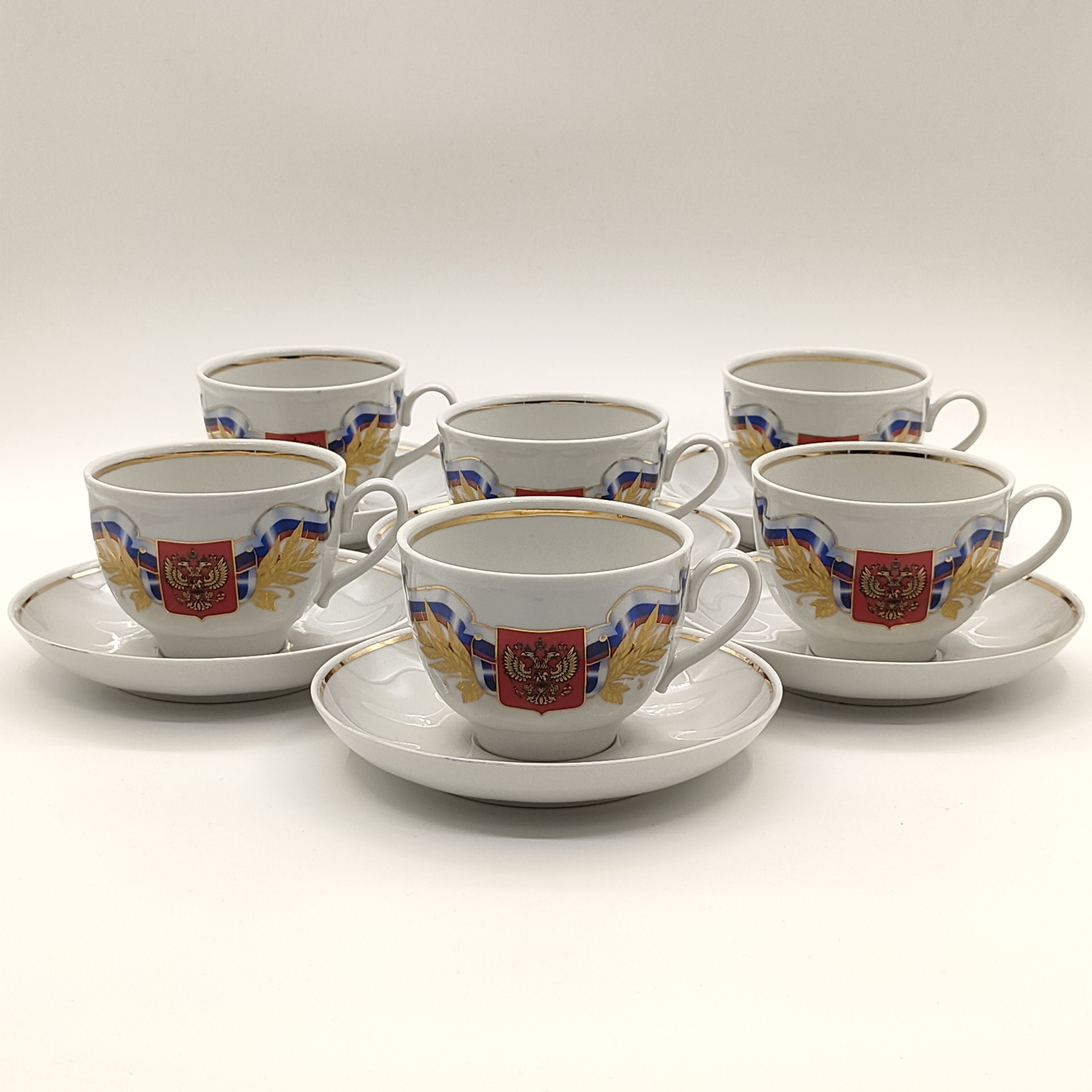 Сервиз чайный "С Юбилеем!" на 6 персон (14 предметов), украшенный Государственной символикой Российской Федерации, фарфор, деколь, золочение, картон, Дулевский фарфоровый завод (Дулёво), Российская Федерация, 1991-2012 гг.