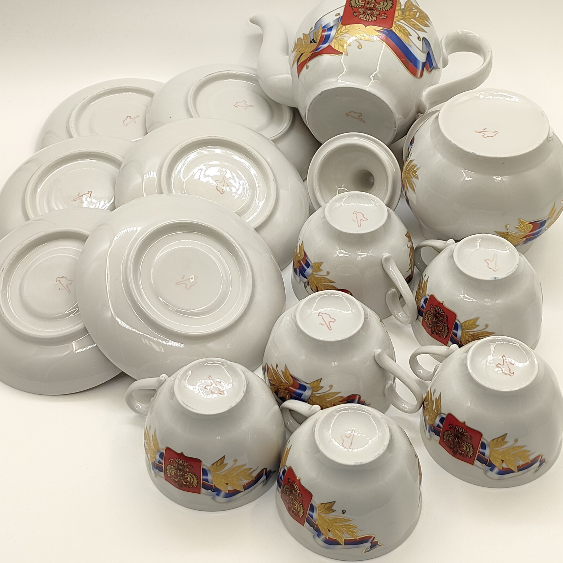 Сервиз чайный "С Юбилеем!" на 6 персон (14 предметов), украшенный Государственной символикой Российской Федерации, фарфор, деколь, золочение, картон, Дулевский фарфоровый завод (Дулёво), Российская Федерация, 1991-2012 гг.