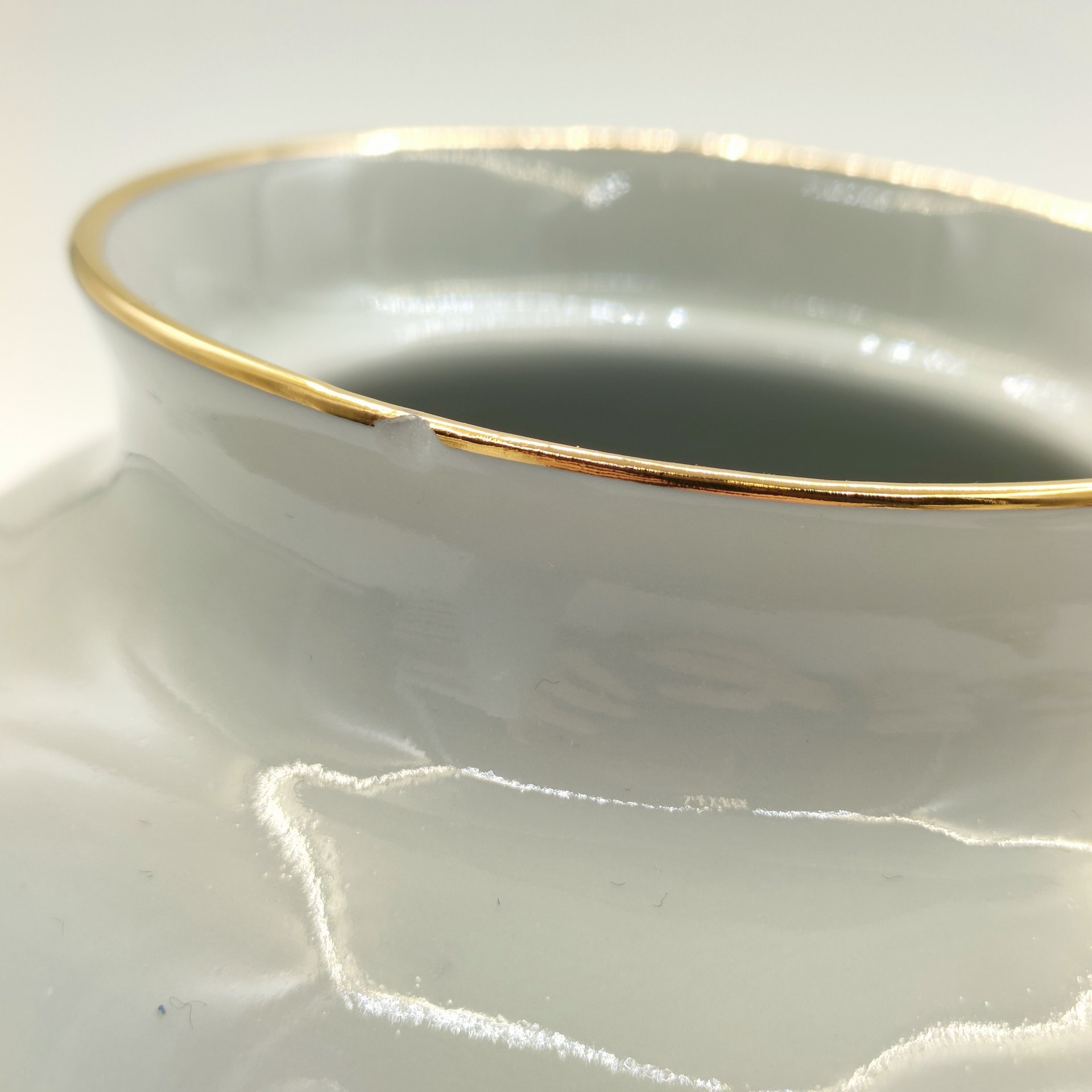 Сервиз чайный "С Юбилеем!" на 6 персон (14 предметов), украшенный Государственной символикой Российской Федерации, фарфор, деколь, золочение, картон, Дулевский фарфоровый завод (Дулёво), Российская Федерация, 1991-2012 гг.