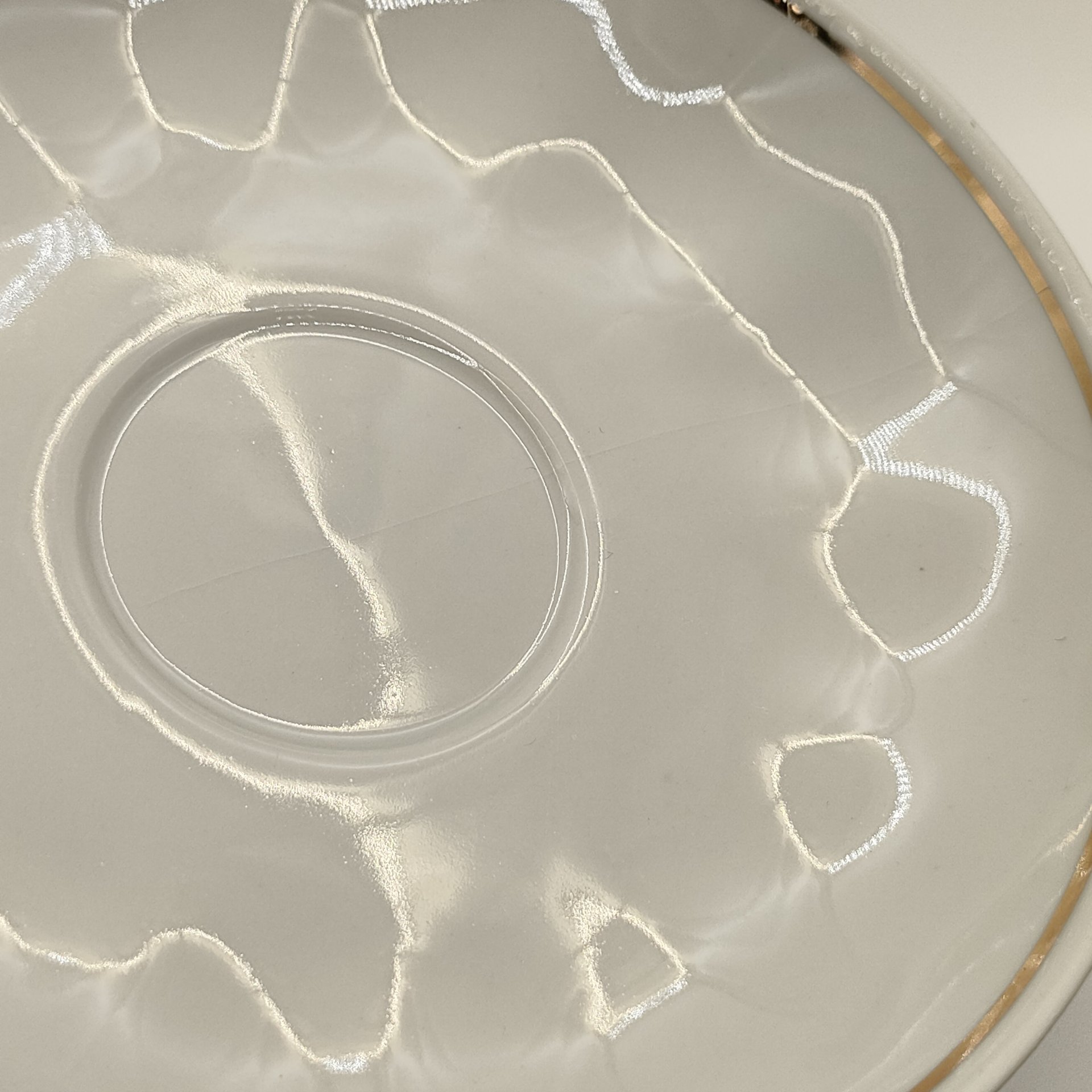 Сервиз чайный "С Юбилеем!" на 6 персон (14 предметов), украшенный Государственной символикой Российской Федерации, фарфор, деколь, золочение, картон, Дулевский фарфоровый завод (Дулёво), Российская Федерация, 1991-2012 гг.