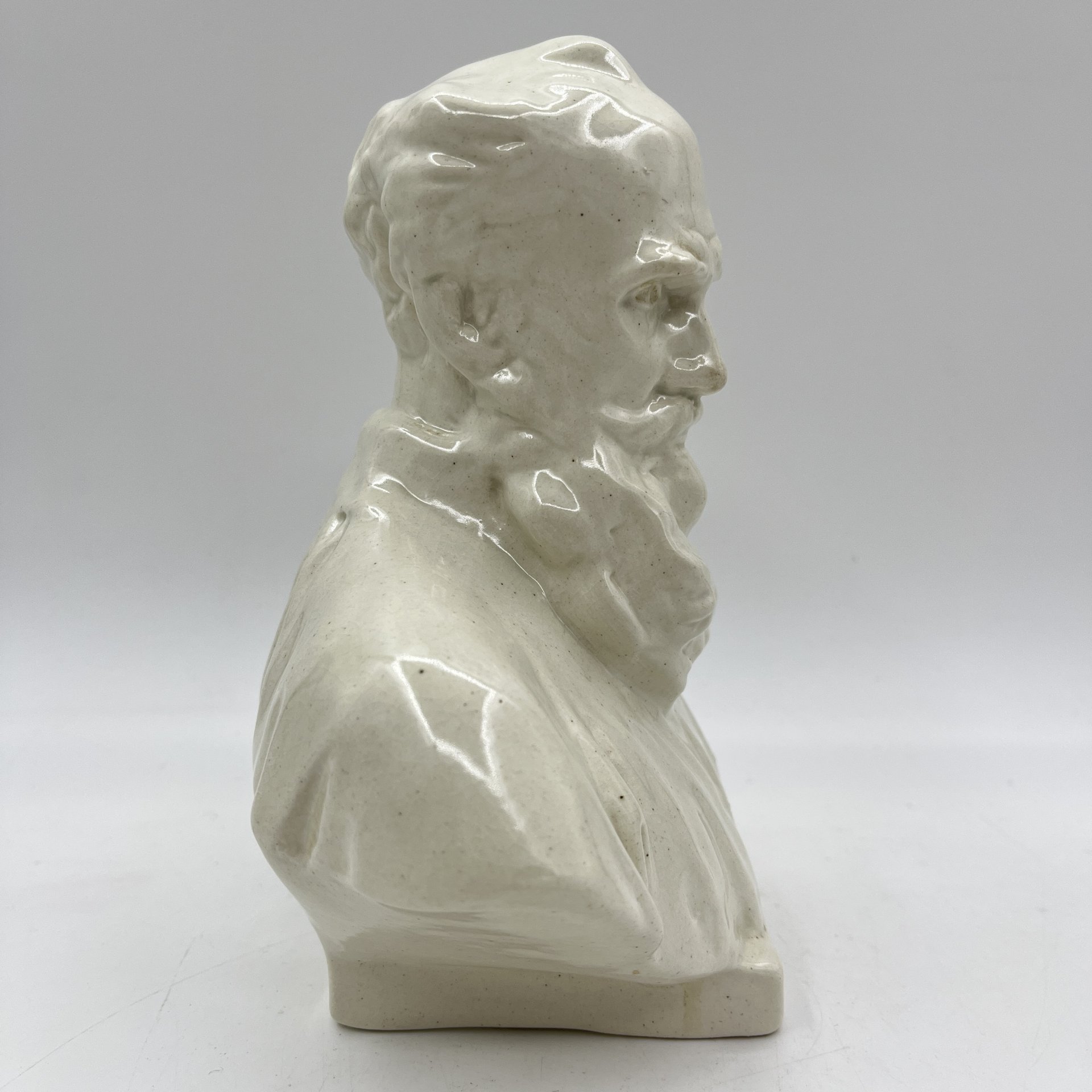 Бюст "Л.Н. Толстой", скульптор В.И. Сычев, завод "Кислотоупор", г. Щекино