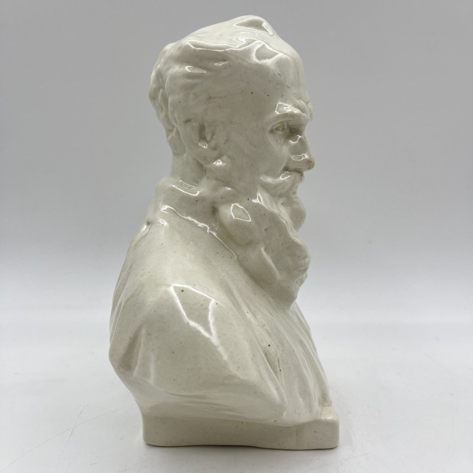 Бюст "Л.Н. Толстой", скульптор В.И. Сычев, завод "Кислотоупор", г. Щекино