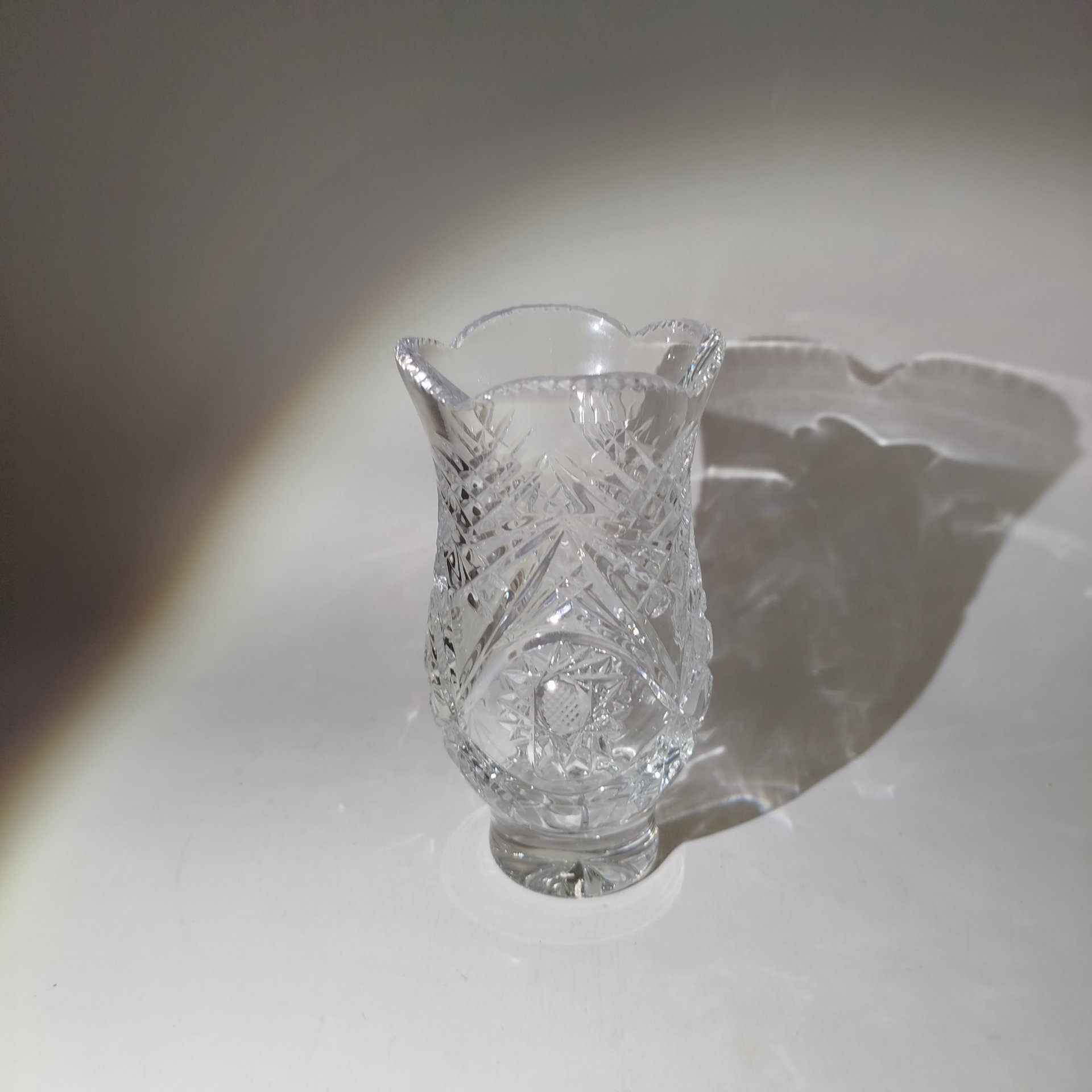 Миниатюрная ваза с резным декором, хрусталь, гранение, СССР, 1970-1990 гг.