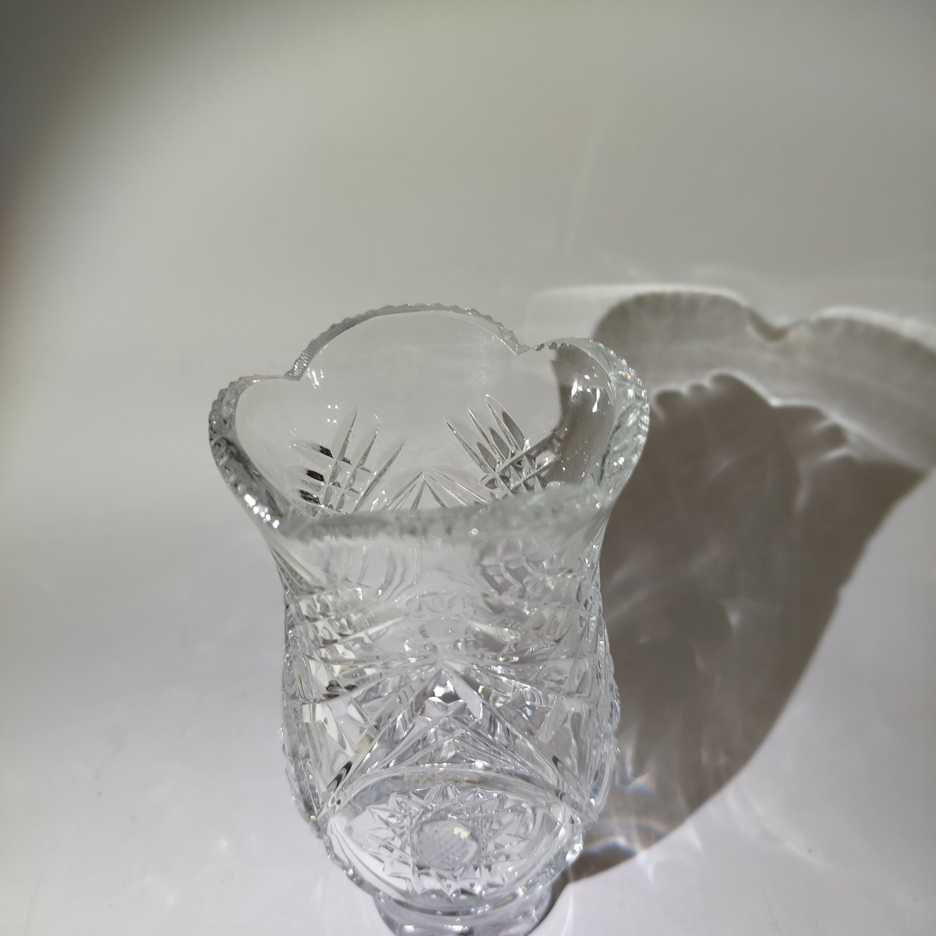 Миниатюрная ваза с резным декором, хрусталь, гранение, СССР, 1970-1990 гг.