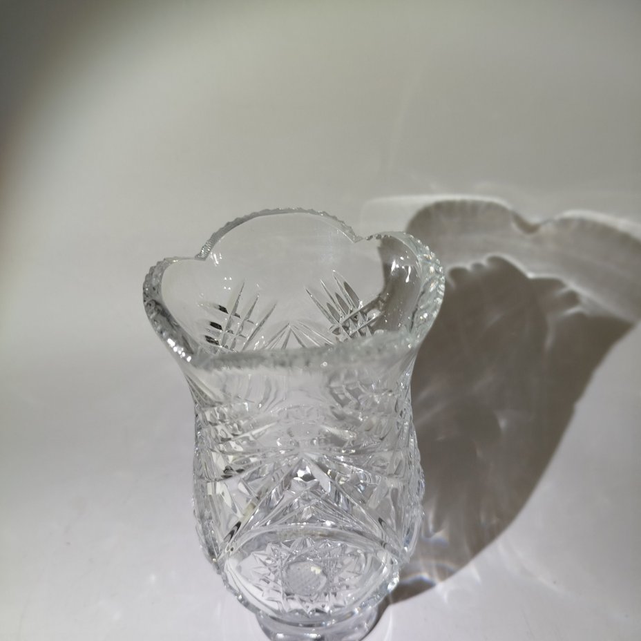 Миниатюрная ваза с резным декором