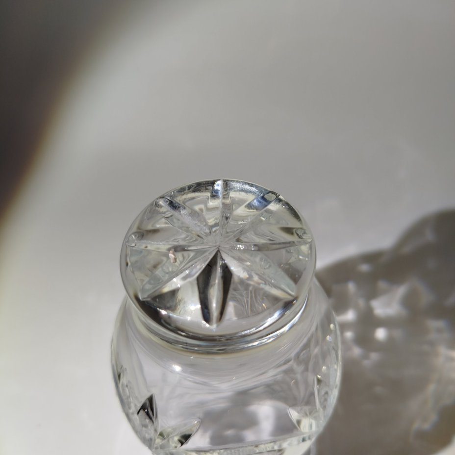 Миниатюрная ваза с резным декором