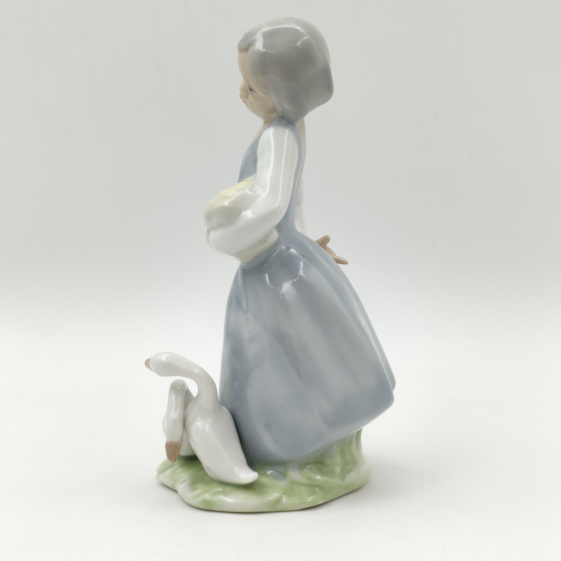 Статуэтка "Девочка кормит гусей", фарфор, роспись, Европа, 1990-2010 гг.
