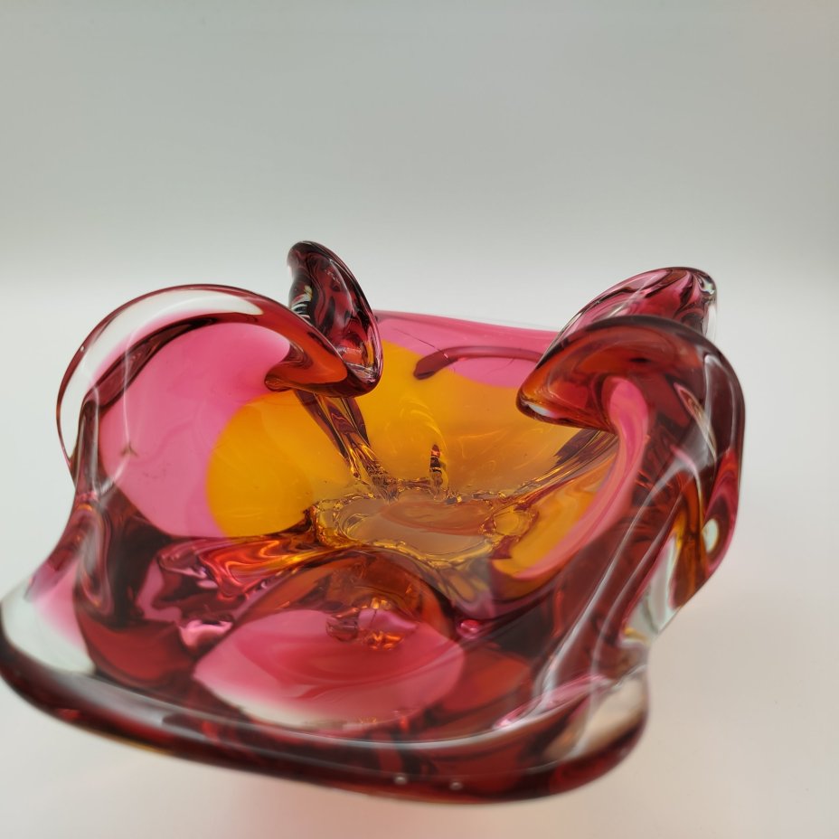 Ваза (конфетница) оригинальной формы розово-оранжевых оттенков, дизайнер Йозеф Господка (Josef Hospodka), стекло, гутная техника, Хршибский стекольный завод (Chřibská), Чехословакия, 1960-1980 гг.