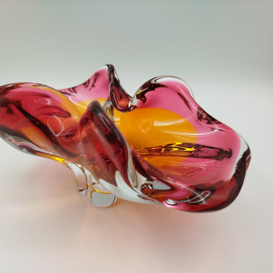 Ваза (конфетница) оригинальной формы розово-оранжевых оттенков, дизайнер Йозеф Господка (Josef Hospodka), стекло, гутная техника, Хршибский стекольный завод (Chřibská), Чехословакия, 1960-1980 гг.