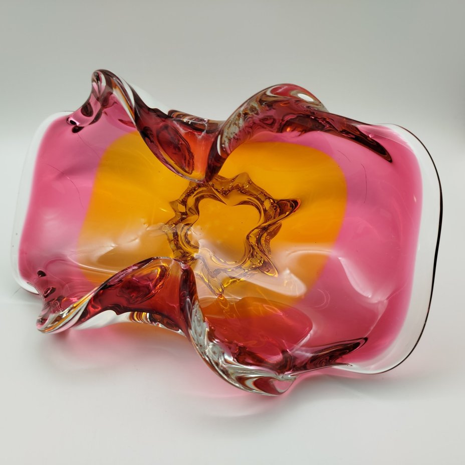 Ваза (конфетница) оригинальной формы розово-оранжевых оттенков, дизайнер Йозеф Господка (Josef Hospodka), стекло, гутная техника, Хршибский стекольный завод (Chřibská), Чехословакия, 1960-1980 гг.