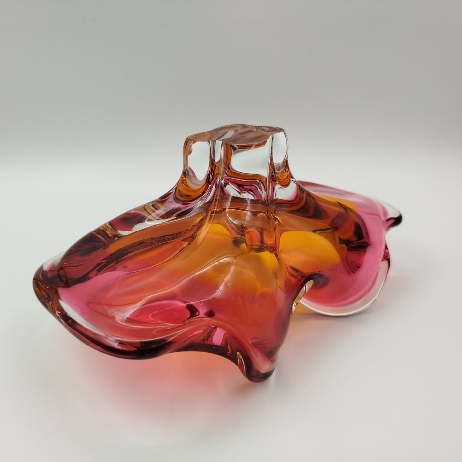 Ваза (конфетница) оригинальной формы розово-оранжевых оттенков, дизайнер Йозеф Господка (Josef Hospodka), стекло, гутная техника, Хршибский стекольный завод (Chřibská), Чехословакия, 1960-1980 гг.