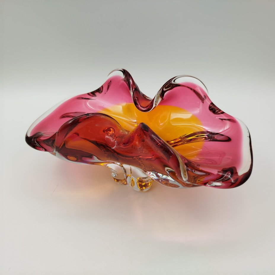 Ваза (конфетница) оригинальной формы розово-оранжевых оттенков, дизайнер Йозеф Господка (Josef Hospodka), стекло, гутная техника, Хршибский стекольный завод (Chřibská), Чехословакия, 1960-1980 гг.