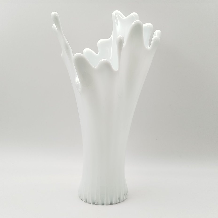 Ваза белого цвета