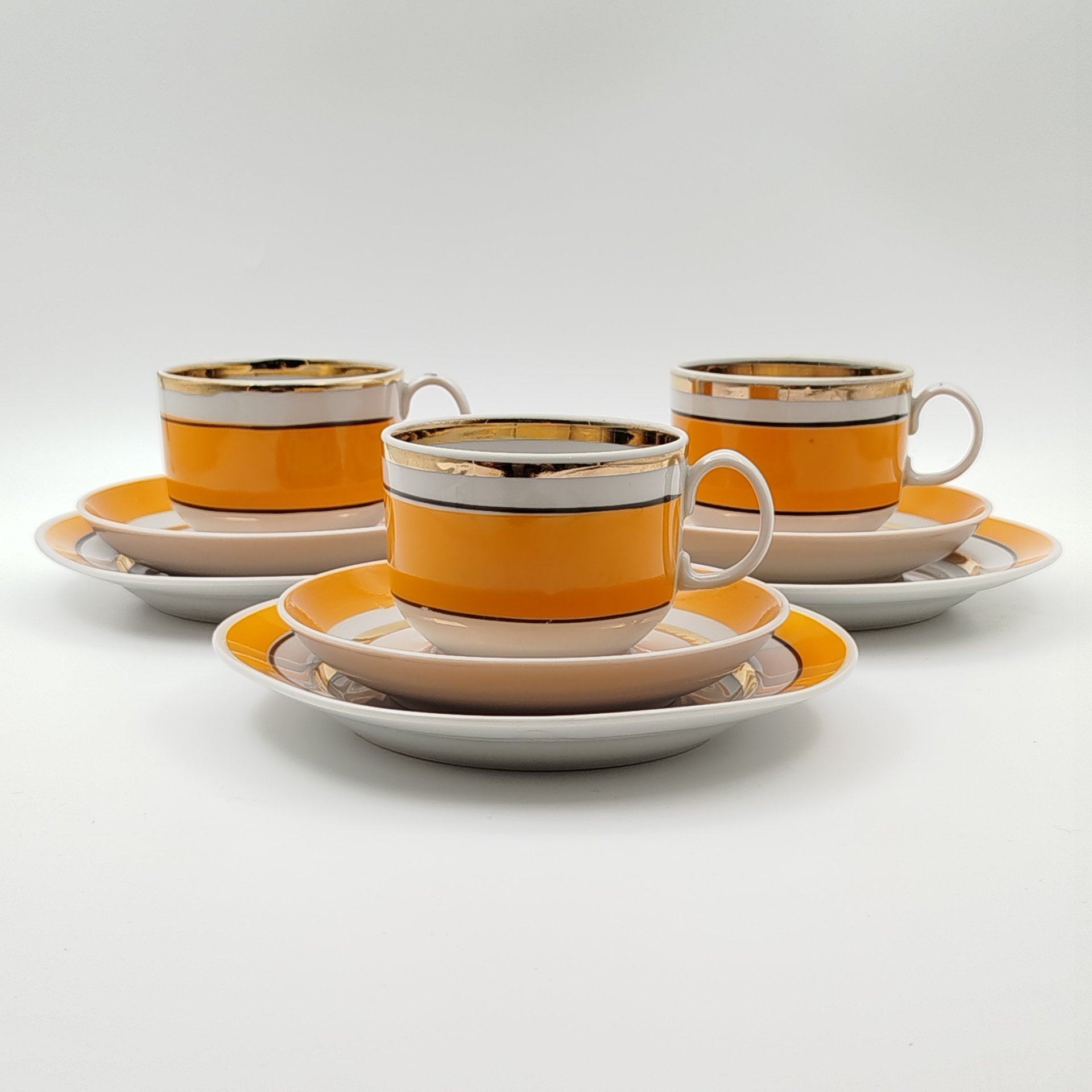 Сервиз чайный в бело-оранжевой гамме на 3 персоны (10 предметов), фарфор, крытье, золочение, Южноуральский фарфоровый завод (ЮФЗ), СССР, 1974-1984 гг.