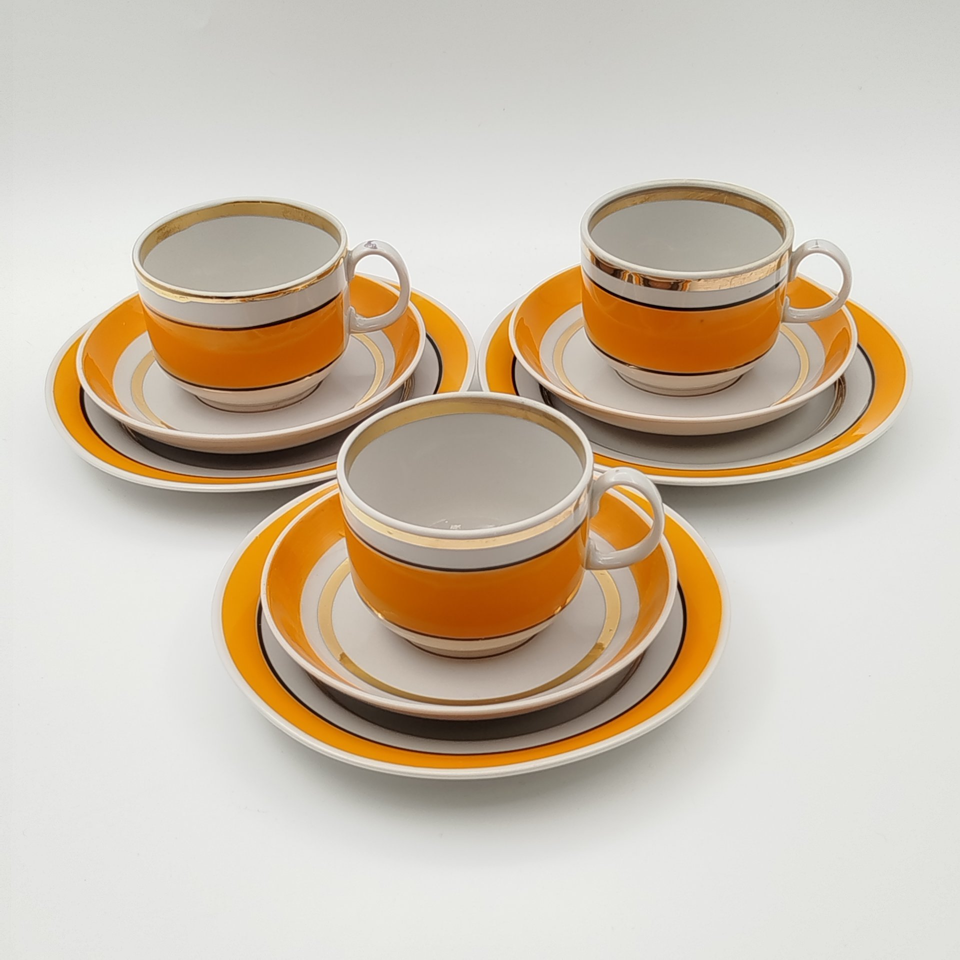 Сервиз чайный в бело-оранжевой гамме на 3 персоны (10 предметов), фарфор, крытье, золочение, Южноуральский фарфоровый завод (ЮФЗ), СССР, 1974-1984 гг.