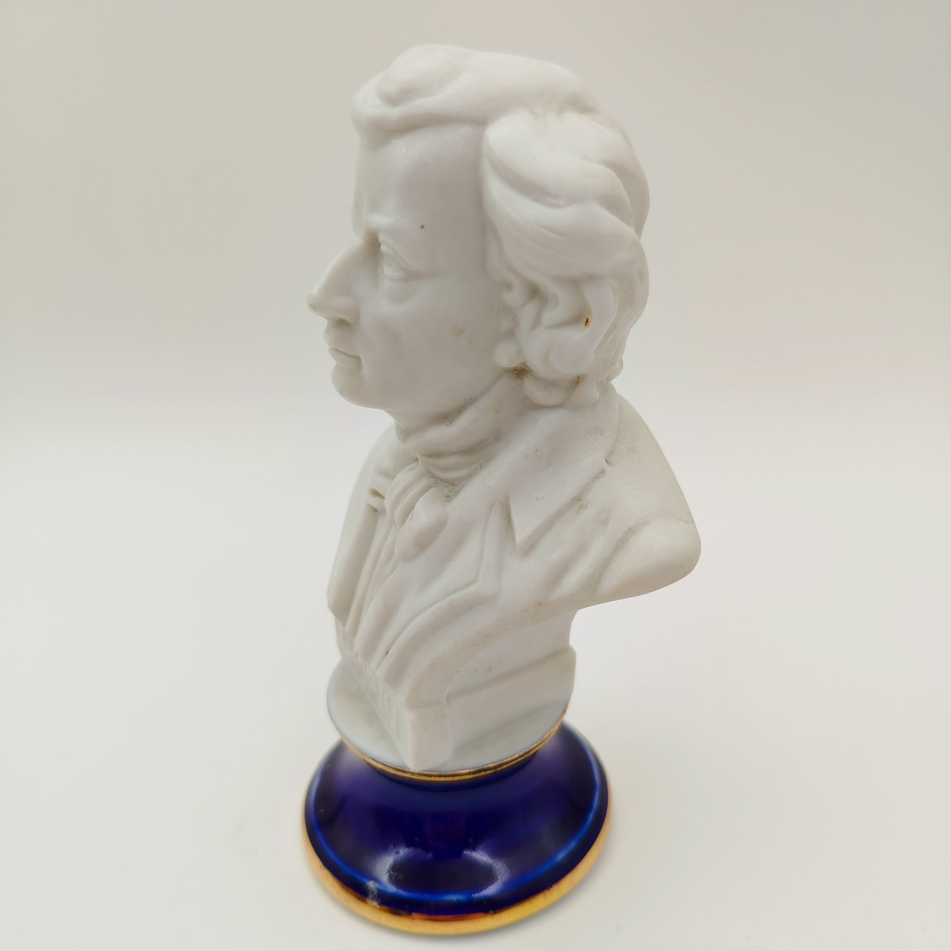 Бюст "Фредерик Шопен", бисквит, крытье кобальтом, золочение, Азия, 1980-2000 гг.