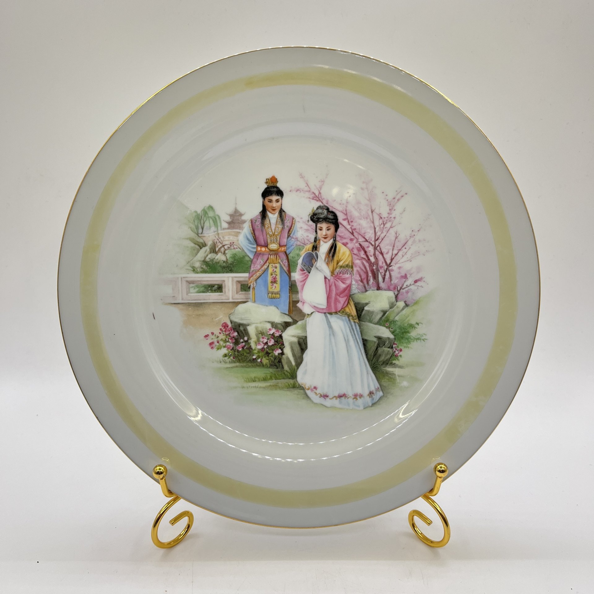 Тарелка декоративная с изображением жанровой сцены, фарфор, деколь, золочение, Китай, 1970-2000 гг.