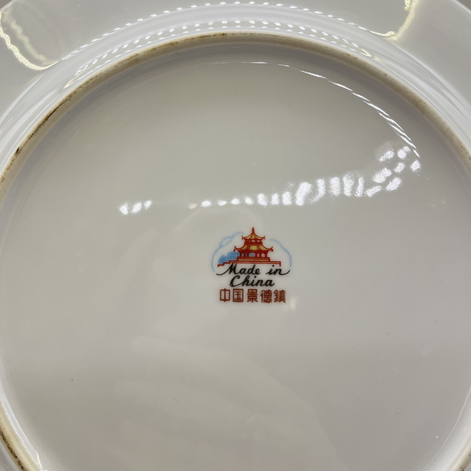 Тарелка декоративная с изображением жанровой сцены, фарфор, деколь, золочение, Китай, 1970-2000 гг.