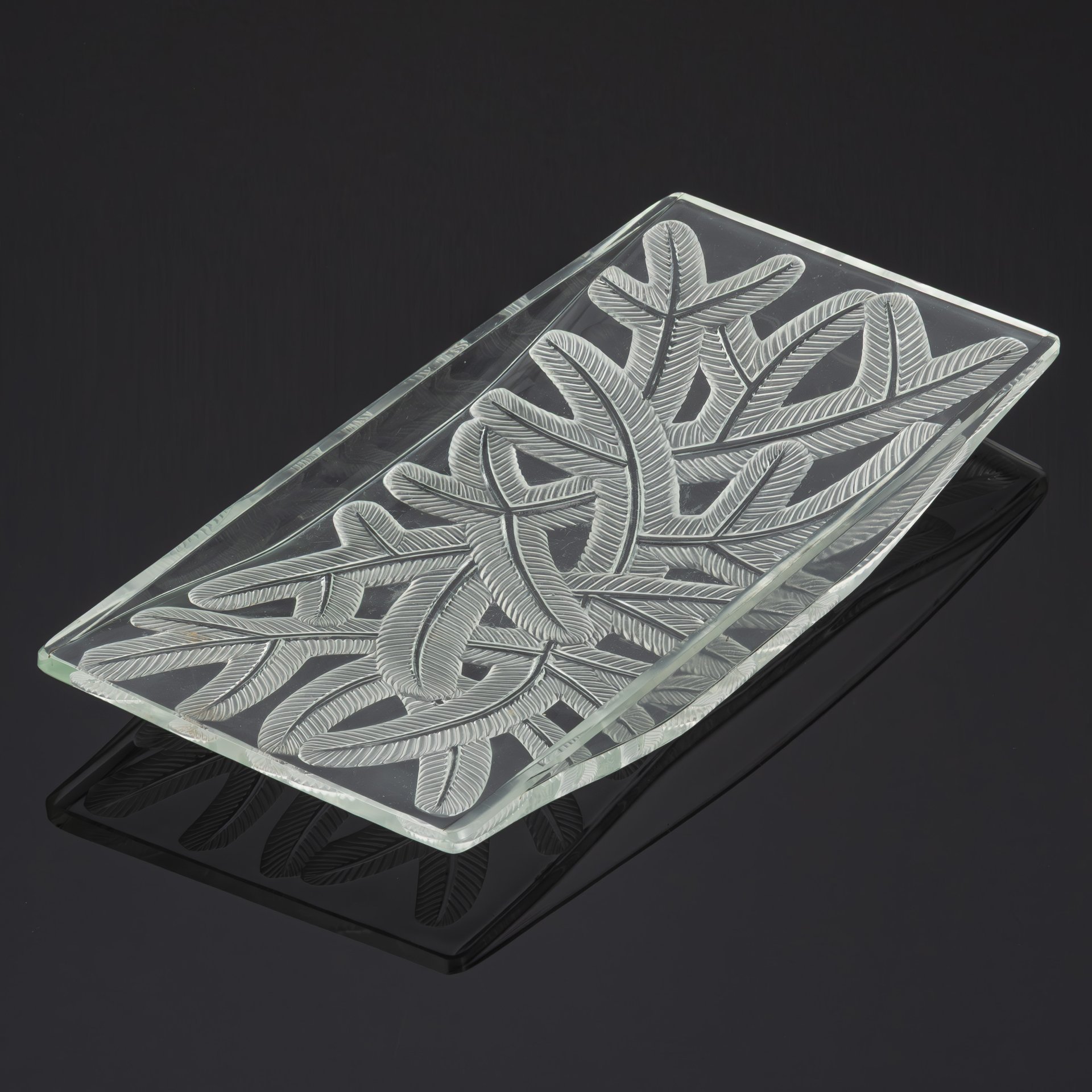 Фруктовница с рельефным матовым декором в виде еловых веток, Verlys (?), стекло, инталия, матирование, Франция, 1920-1930 гг.