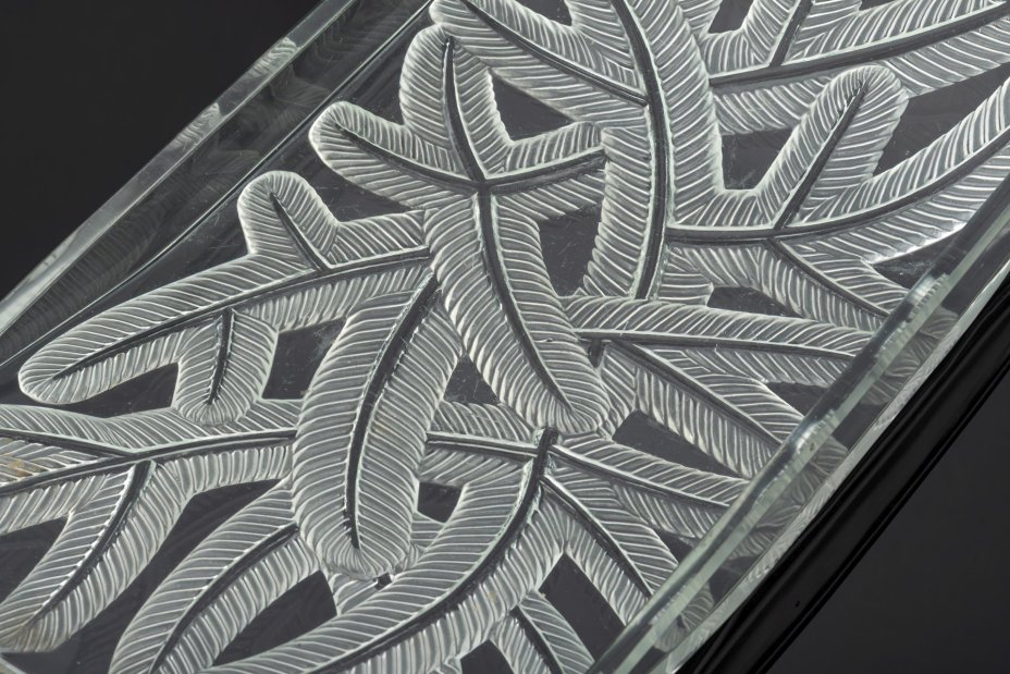 Фруктовница с рельефным матовым декором в виде еловых веток, Verlys (?)