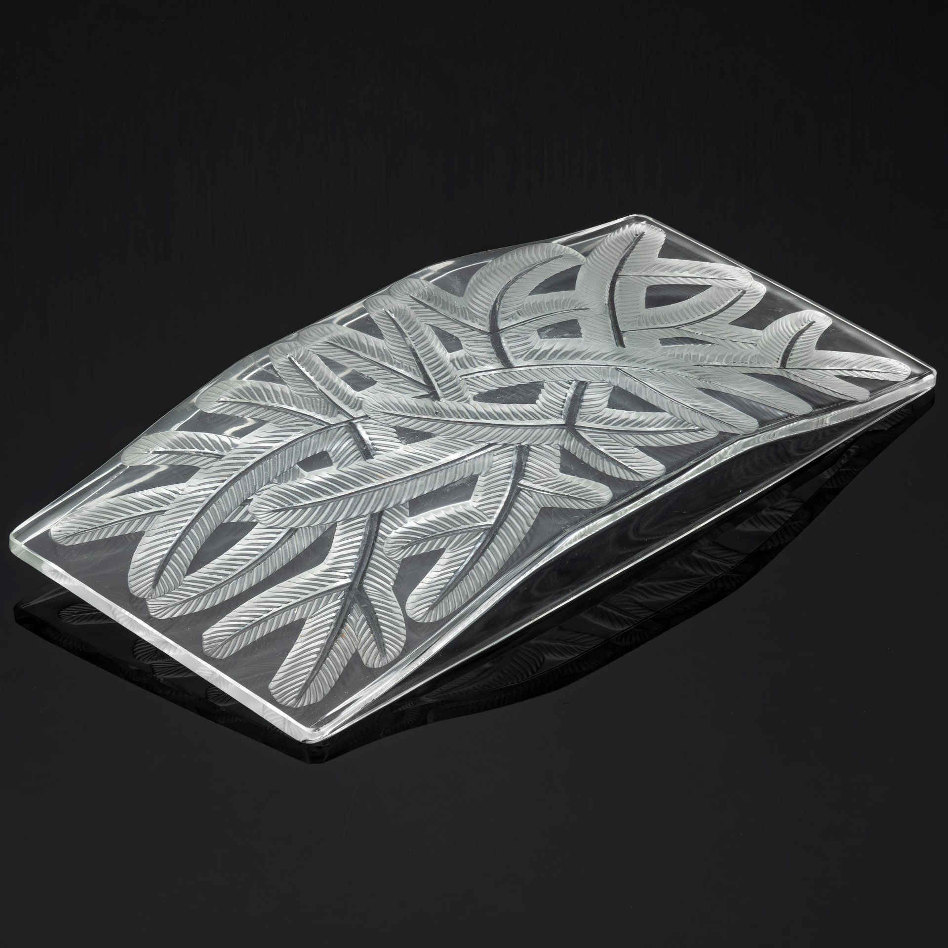 Фруктовница с рельефным матовым декором в виде еловых веток, Verlys (?), стекло, инталия, матирование, Франция, 1920-1930 гг.