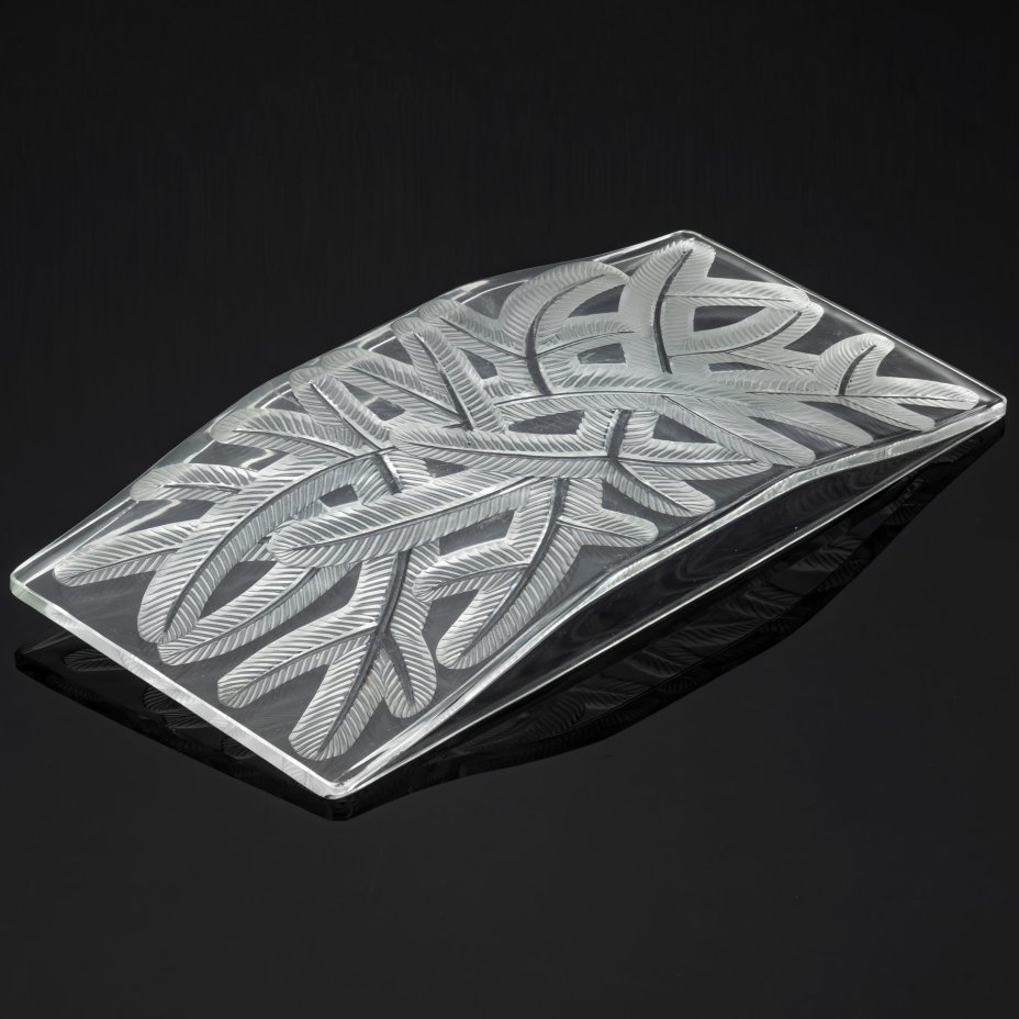 Фруктовница с рельефным матовым декором в виде еловых веток, Verlys (?)